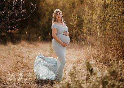 sesja ciążowa na łące w niebieskiej sukni ciążowej